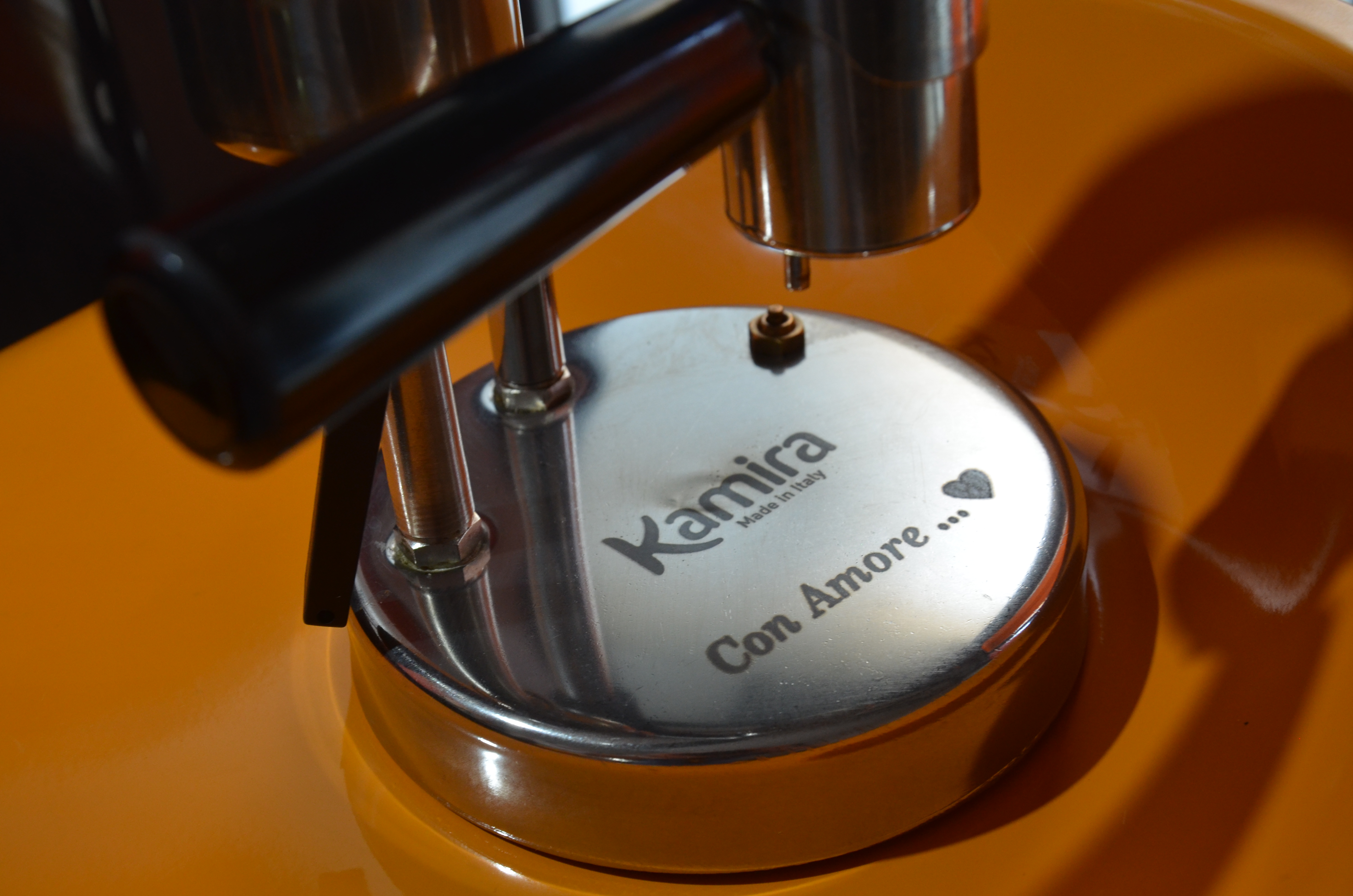 Kamira. L'espresso cremoso sul fornello di casa